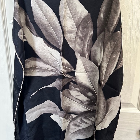 Vintage Pure Soie (silk) Made in Italy Elegant Black and Gray Leaf Print Scarf - Picture 2 of 7